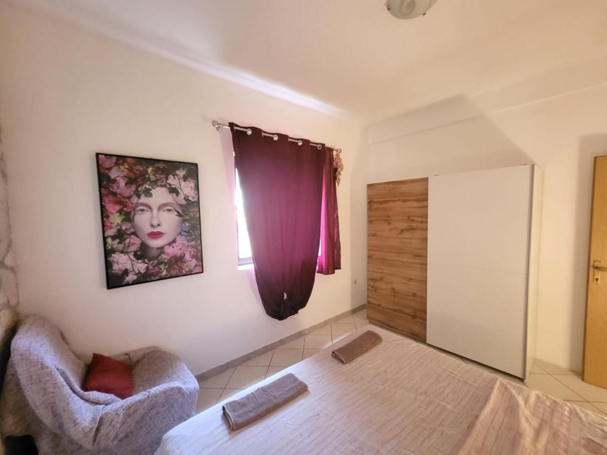 Apartments Pula With Private Parking Self Check In Exterior photo